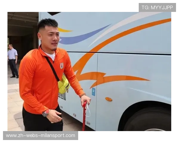 大连英博王禹边路突破制造传球机会，展现卓越技术与战术眼光